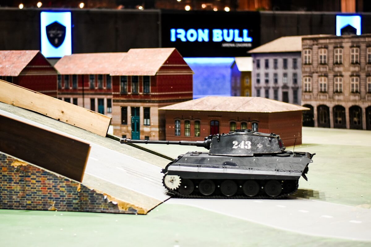 Iron BUll Flagship arena s tenkovima raspodijeljenim u dva tima